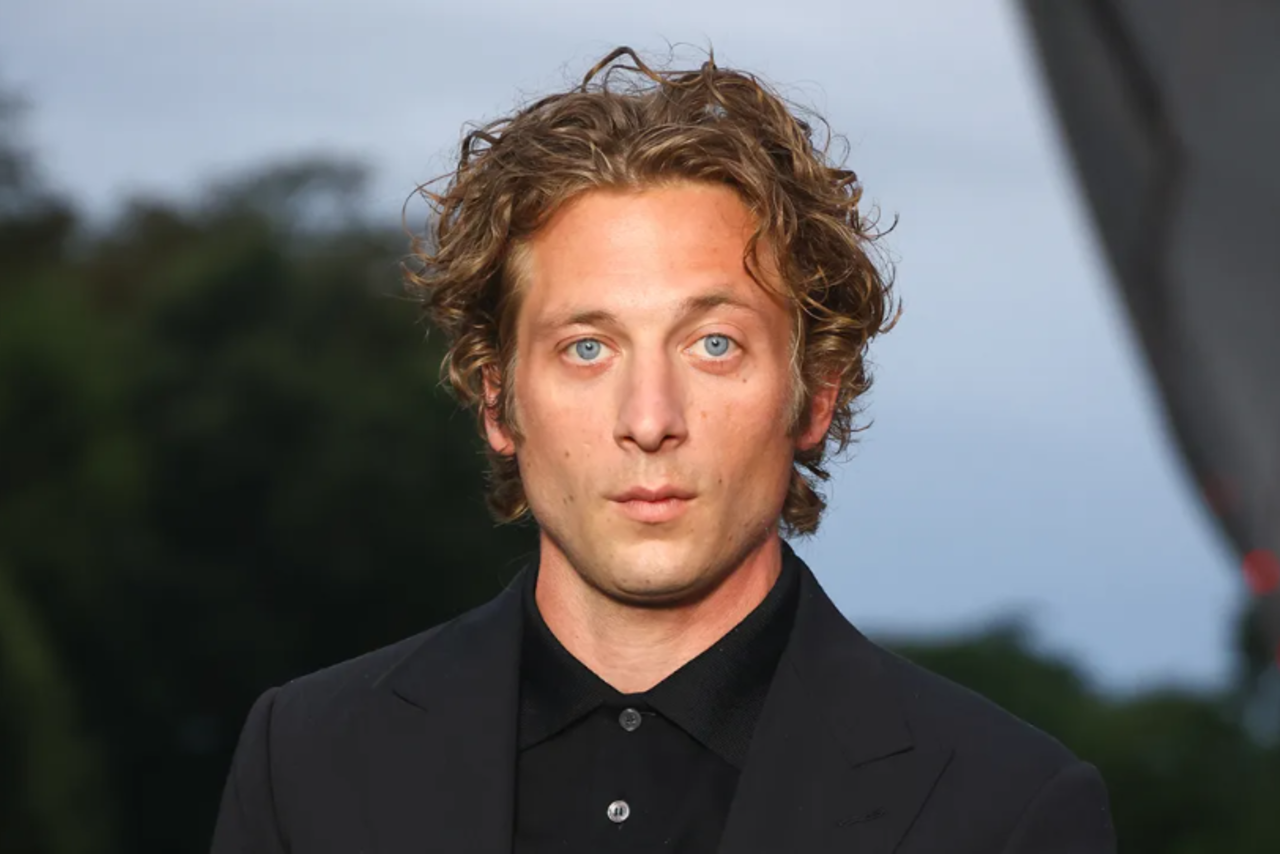 Jeremy Allen White’s Effortlessly Cool Slicked-Back Wavy Hairstyle: How to Get the Look